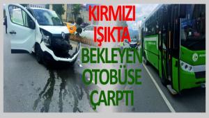 KIRMIZI I�IKTA BEKLEYEN OTOB�SE �ARPTI