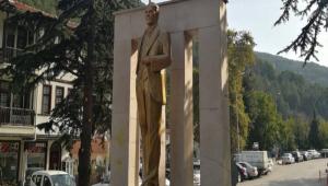 ATAT�RK HEYKEL� YEN�LEND�