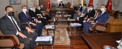 VAL� �M�T, VAL� YARDIMCILARI VE KAYMAKAMLARLA B�R ARAYA GELD�