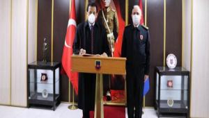 VAL� �M�T\'TEN, �L JANDARMA KOMUTANLI�I\'NA Z�YARET