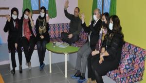 �L M�D�R� SARICI ��RENC�LERLE K�TAP OKUDU   