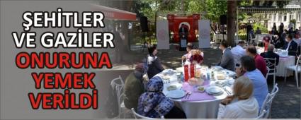 �EH�TLER VE GAZ�LER ONURUNA YEMEK VER�LD�