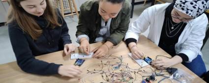 OKULLARDA STEM AT�LYES� VE ROBOT�K KODLAMA �ALI�MALARI