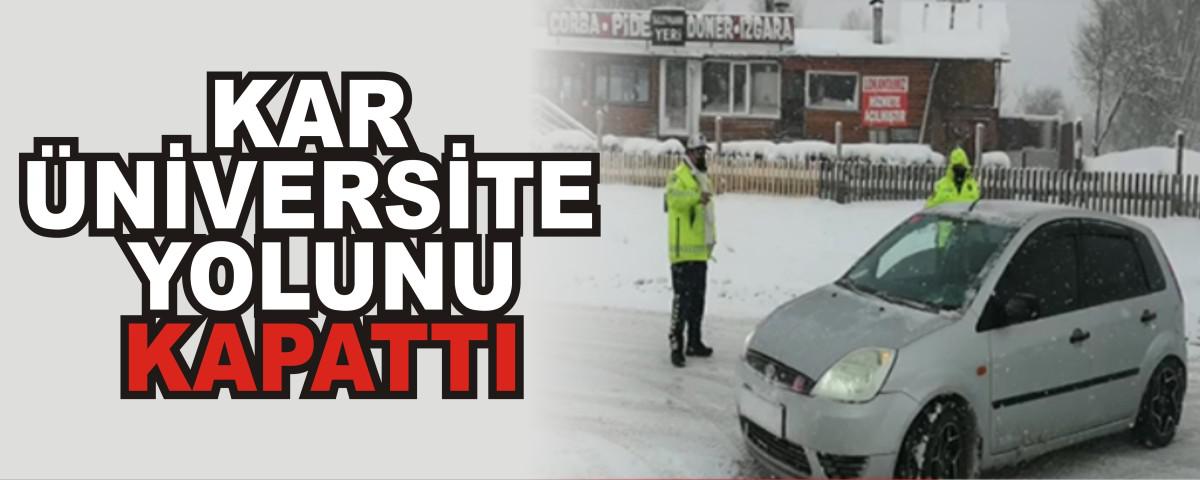 KAR �N�VERS�TE YOLUNU KAPATTI