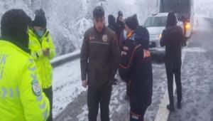 Yolda mahsur kalan vatanda�lar�n yard�m�na orman ekipleri yeti�ti
