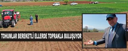 TOHUMLAR BEREKETL� ELLERDE TOPRAKLA BULU�UYOR