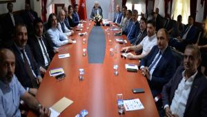VAL� KILI�, TUR�ZM TEMS�LC�LER� �LE B�R ARAYA GELD�