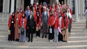 AFYON\'DAN BOLU\'YA GELEN KIZ ��RENC�LER VAL� KILI�\'I Z�YARET ETT�