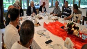 VAL� KILI� KARACASU\'DA VATANDA�LARLA B�R ARAYA GELD�