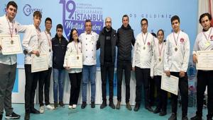 A��ILIK L�SES� 8 ALTIN MADALYAYLA D�ND�
