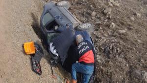 OTOMOB�L TOPRAK YOLDA TAKLA ATTI