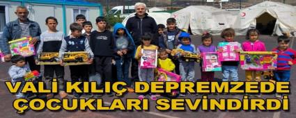 VAL� KILI� DEPREMZEDE �OCUKLARI SEV�ND�RD�