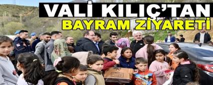 VAL� KILI�, AFET B�LGES�NDE VATANDA�LARLA BAYRAMLA�TI