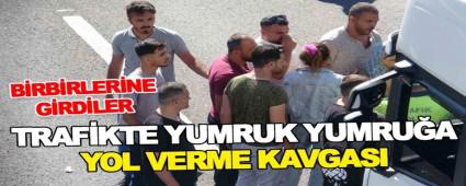 TRAF�KTE YUMRUK YUMRU�A YOL VERME KAVGASI