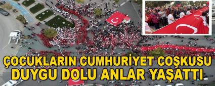 �OCUKLARIN CUMHUR�YET CO�KUSU  DUYGU DOLU ANLAR YA�ATTI