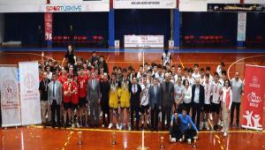 GEN� ERKEKLER VOLEYBOL M�SABAKALARINDA KUPA SAH�B�N� BULDU