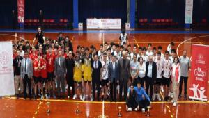 GEN� ERKEKLER VOLEYBOL M�SABAKALARINDA KUPA SAH�B�N� BULDU