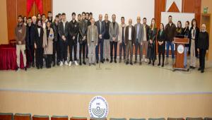 �niversitede bir konferans daha
