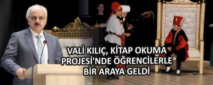 VAL� KILI�, K�TAP OKUMA PROJES�\'NDE ��RENC�LERLE B�R ARAYA GELD�