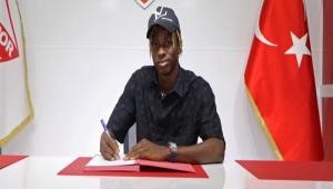 Nijeryal� futbolcu Rasheed Akanbi ile 2 y�ll�k s�zle�me