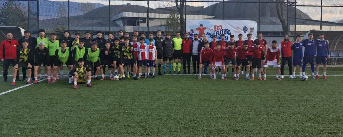 SOKAK FUTBOLU CO�KUSU BA�LADI