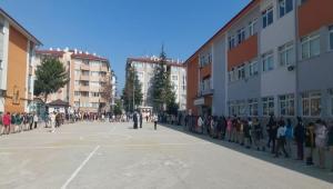 50. YIL �LKOKULU\'NDA BAYRAM �NCES� KARDE�L�K BULU�MASI